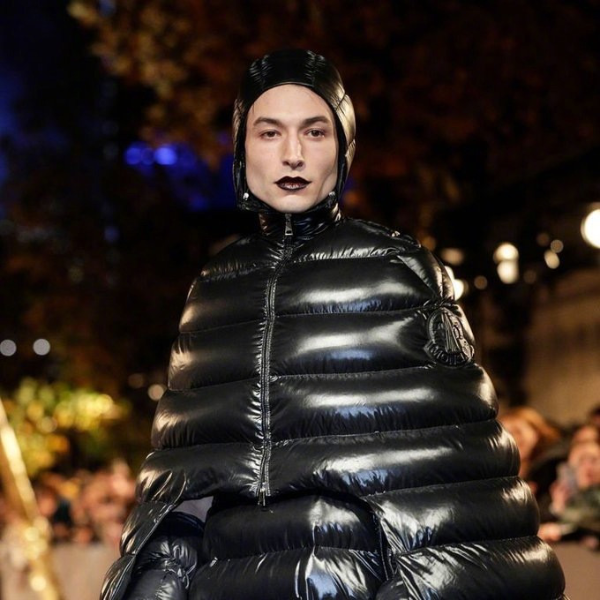 沒有極限！伊薩米勒《怪獸 2》巴黎首映會勁裝登場　黑色厚羽絨衣搶走整場焦點！