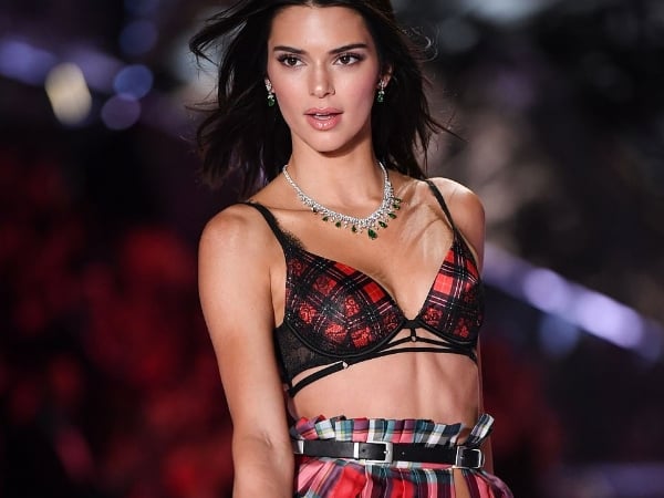 睽違 2 年回歸!Kendall Jenner 性感稱霸維密伸展台 最高薪超模身材令男人痴狂!