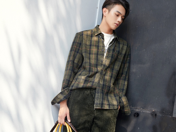Ciao ! 揮別性別專屬 - 溫暖大男孩演員許凱與魏大勛個性解鎖TOD'S 18 秋冬Double T 包款