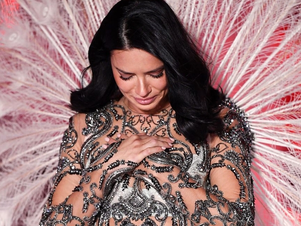 雙 A 時代正式落幕！Adriana Lima 最後一場維密大秀　結束 19 年內衣伸展台生涯！