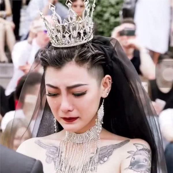 曾紅爆抖音的「暗黑系刺青新娘」，近況曝光！網民：婚後成這副德性...