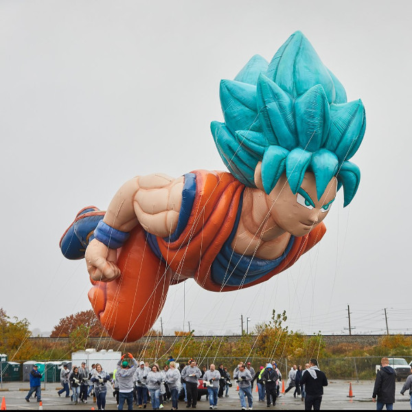 超狂！美國感恩節遊行出現巨型《七龍珠》悟空氣球　空中飛行網友大讚「帥慘了」！
