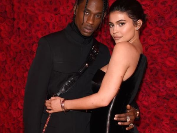 Travis Scott 再次出動！將 Kylie Jenner 家中擺滿玫瑰花  網友：「請問是現代版羅密歐嗎？」