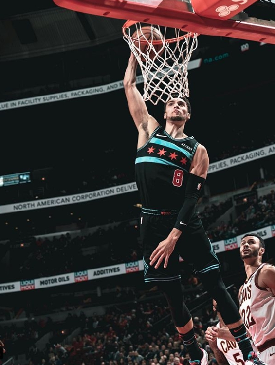 這滯空能力和場景有點熟悉！Zac Lavine 比賽中多次「還原」Michael Jordan 經典動作