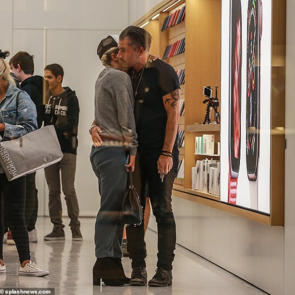 女神卡卡因森林大火撤離住家超落寞，出現賣場未婚夫給予愛的抱抱安慰！