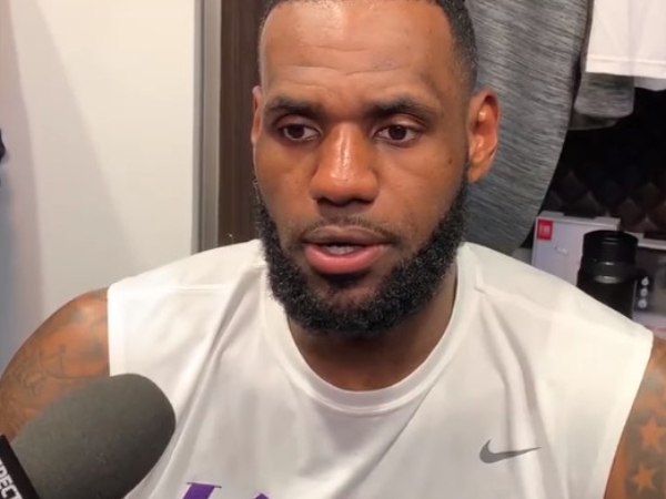 美國近期又傳出嚴重槍殺案件，NBA 球星紛紛穿上「夠了」客製 Tee  表態「杜絕槍枝暴力」