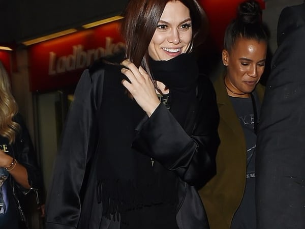戀情打得火熱！Jessie J 去看查寧坦圖《舞棍俱樂部》舞台秀　公開大讚緋聞男友超放閃！