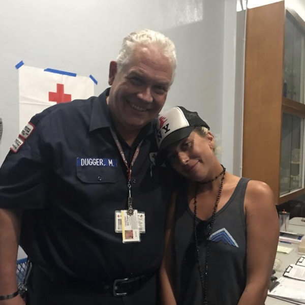 女神卡卡探訪洛杉磯馬里布森林大火疏散中心，替員警以及受難居民打氣