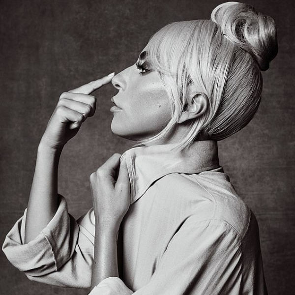 女神卡卡《一個巨星的誕生》持續延燒，電影中招牌摸鼻動作登上雜誌！