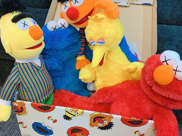 搶先開箱！KAWS x UNIQLO UT x Sesame Street 第二彈玩偶系列發售資訊確定