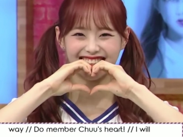 手指愛心不流行了？韓星都在比最新的「Chuu Heart」！再不學要落伍了