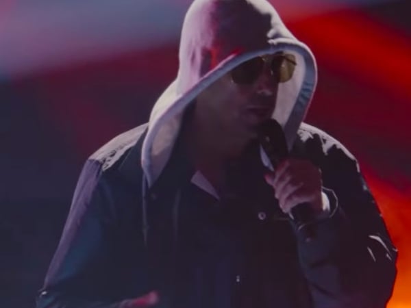 不當喜劇演員轉戰 Rapper？亞當·山德勒開金口演唱「洗腦饒舌歌」！ 網友：這下想忘也忘不掉了⋯⋯