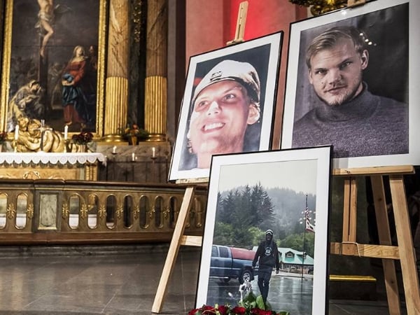 緬懷這位年輕又才華洋溢的 DJ Avicii,家人以及粉絲舉辦追思會!