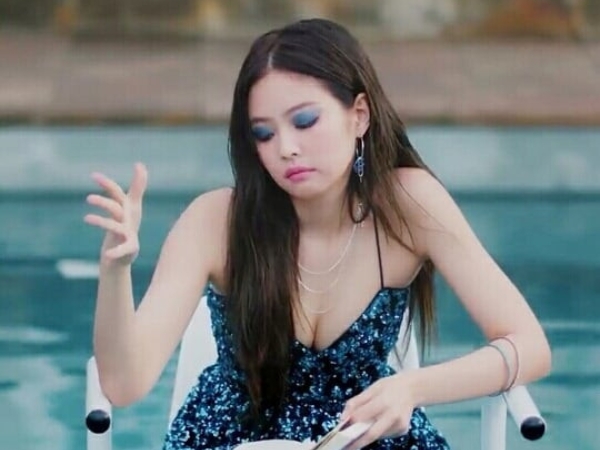 重金打造22套名牌造型！Jennie 新曲「深V」入鏡，網友反應超幽默！