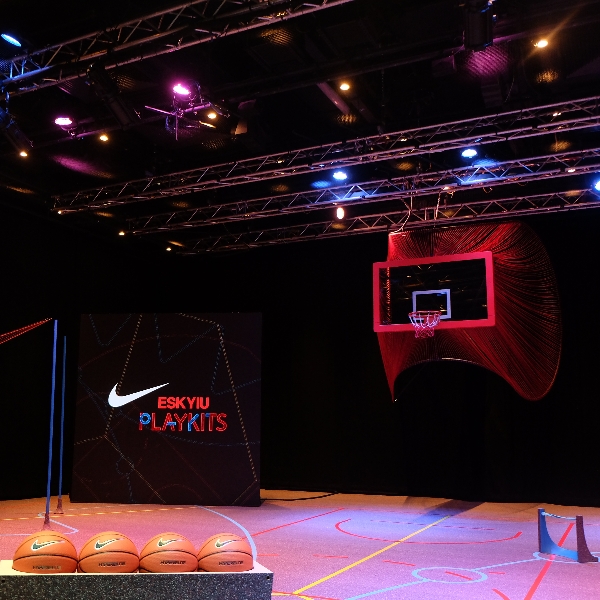 什麼？這座最潮球場竟是用「Nike 廢棄球鞋」打造而成！直擊香港 Nike Eskyiu Playkits！