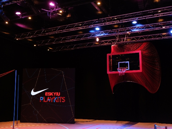 什麼？這座最潮球場竟是用「Nike 廢棄球鞋」打造而成！直擊香港 Nike Eskyiu Playkits！
