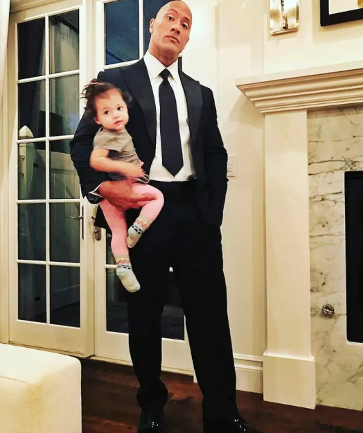 好萊塢第一猛男！巨石強森帶著女兒騎馬　網友卻驚訝「他看起來比馬還要壯」...