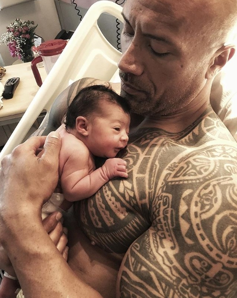 好萊塢第一猛男！巨石強森帶著女兒騎馬　網友卻驚訝「他看起來比馬還要壯」...