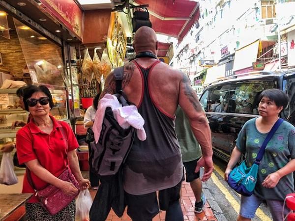 好萊塢第一猛男！巨石強森帶著女兒騎馬　網友卻驚訝「他看起來比馬還要壯」...