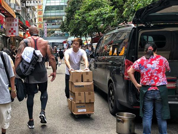 好萊塢第一猛男！巨石強森帶著女兒騎馬　網友卻驚訝「他看起來比馬還要壯」...