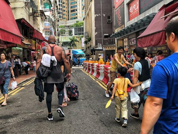 好萊塢第一猛男！巨石強森帶著女兒騎馬　網友卻驚訝「他看起來比馬還要壯」...