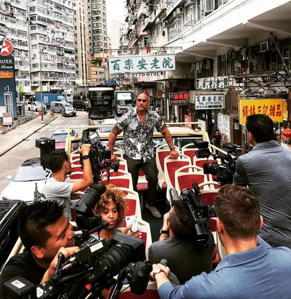好萊塢第一猛男！巨石強森帶著女兒騎馬　網友卻驚訝「他看起來比馬還要壯」...