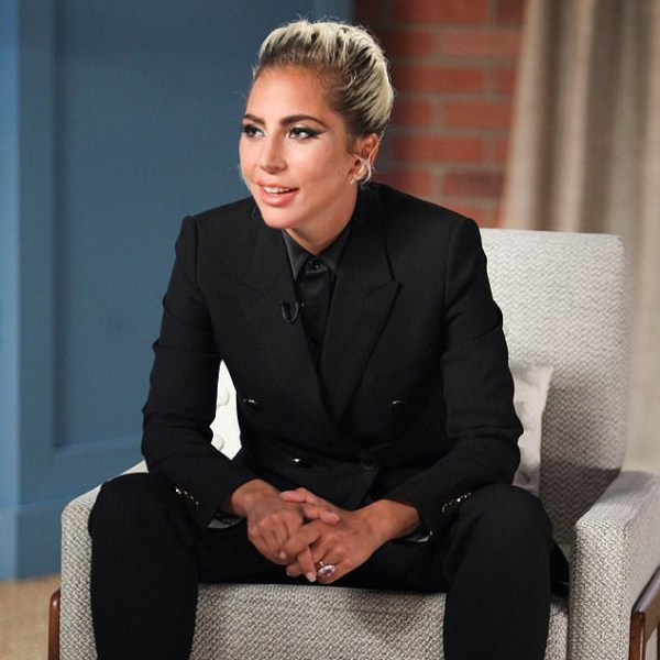黑西裝攻氣十足！Lady Gaga 驕傲以「演員」身份座談　粉絲著迷「被她這一身帥哭」！