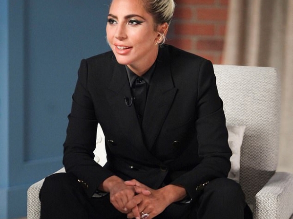 黑西裝攻氣十足!Lady Gaga 驕傲以「演員」身份座談 粉絲著迷「被她這一身帥哭」!