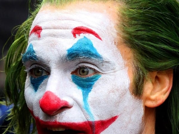 瓦昆·菲尼克斯演出全新《小丑》獨立電影片場照 誇張 Joker 妝容在街頭賣命狂奔!
