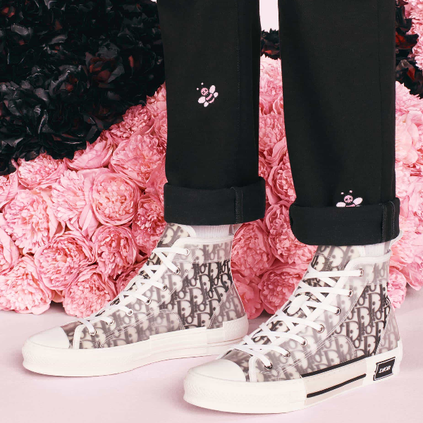 原來實品長這樣！Dior ｘ KAWS 聯名系列「開賣日期」公布！其中這雙紅遍 IG 的神鞋必搶吧？