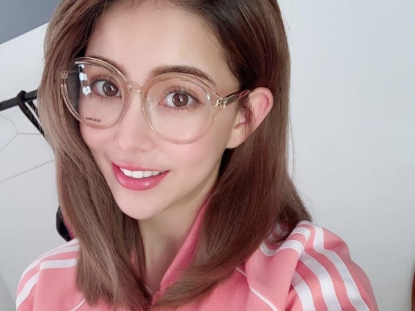 昆凌短髮新造型亮相，周杰倫 IG 上甜蜜開把：「小姐一個人嗎？」