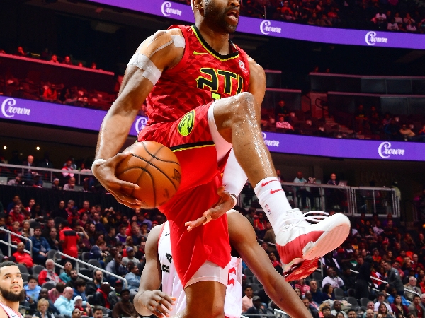 就用灌籃結束這一回合!Vince Carter 終場前 0.5 秒雙手暴扣完成 25000 分 全場觀眾感動不已!