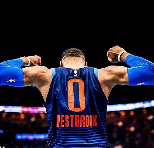 狂電勇士 28 分太開心！Russell Westbrook  隨手將現場脫下的原味球鞋送給場邊球迷