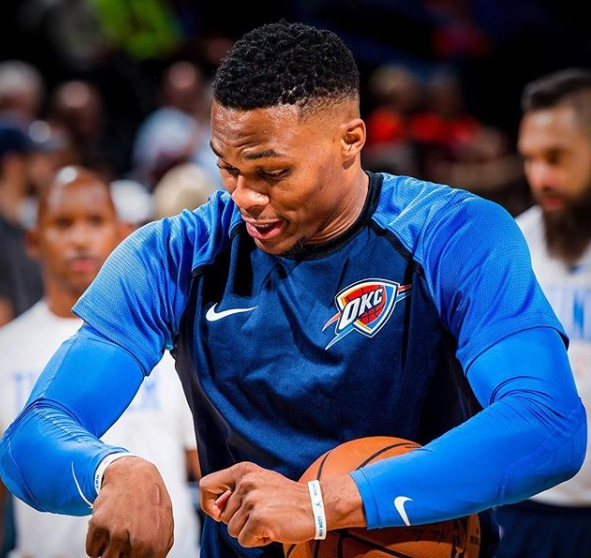 狂電勇士 28 分太開心！Russell Westbrook  隨手將現場脫下的原味球鞋送給場邊球迷