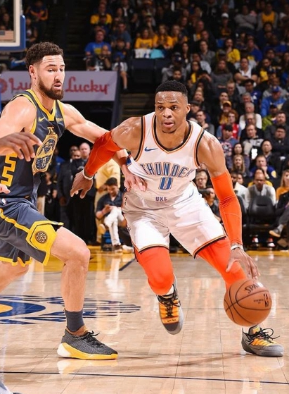 狂電勇士 28 分太開心！Russell Westbrook  隨手將現場脫下的原味球鞋送給場邊球迷