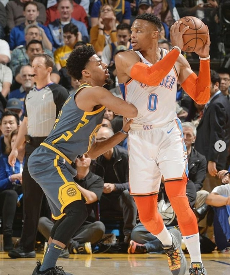 狂電勇士 28 分太開心！Russell Westbrook  隨手將現場脫下的原味球鞋送給場邊球迷
