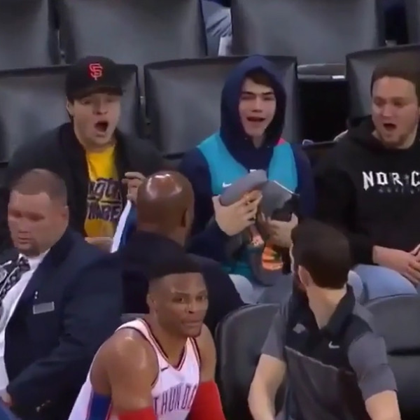 狂電勇士 28 分太開心！Russell Westbrook  隨手將現場脫下的原味球鞋送給場邊球迷