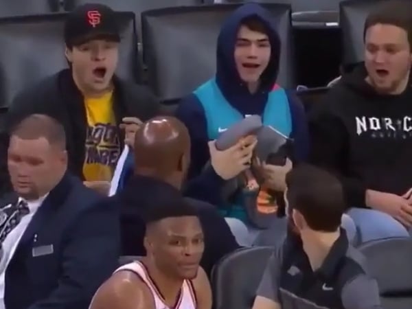 狂電勇士 28 分太開心！Russell Westbrook  隨手將現場脫下的原味球鞋送給場邊球迷