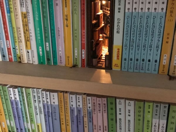 日本藝術家設計出浪漫意境的小巷街道「書檔」　擺在書櫃裡美到令網友大喊：好想要一個！