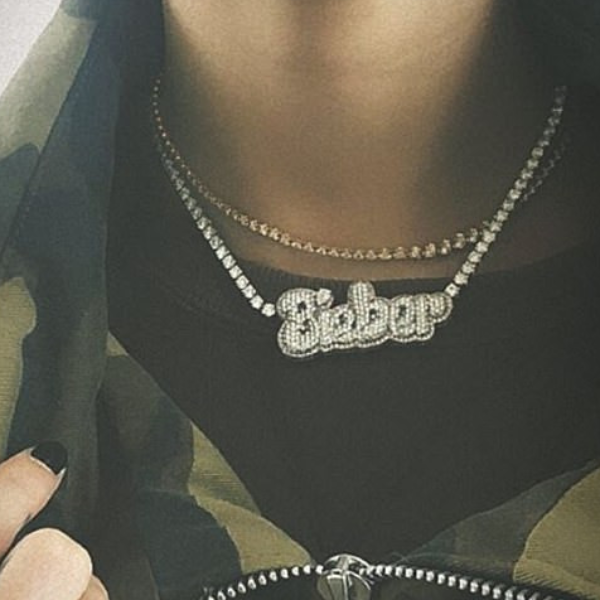 海莉鮑德溫戴上小賈英文名字鑽石項鍊，真的「超閃」！