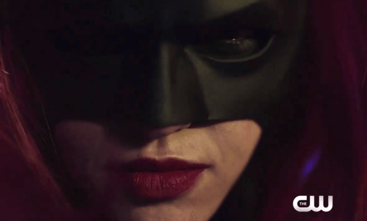 Batwoman首登場預告片出爐！Ruby Rose 紅髮紅唇迷倒眾生！