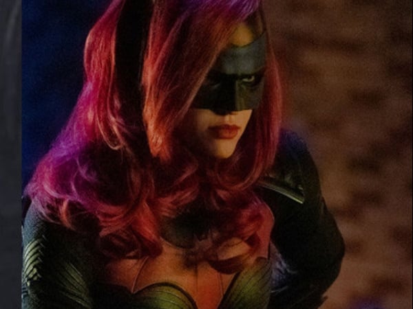 Batwoman首登場預告片出爐！Ruby Rose 紅髮紅唇迷倒眾生！