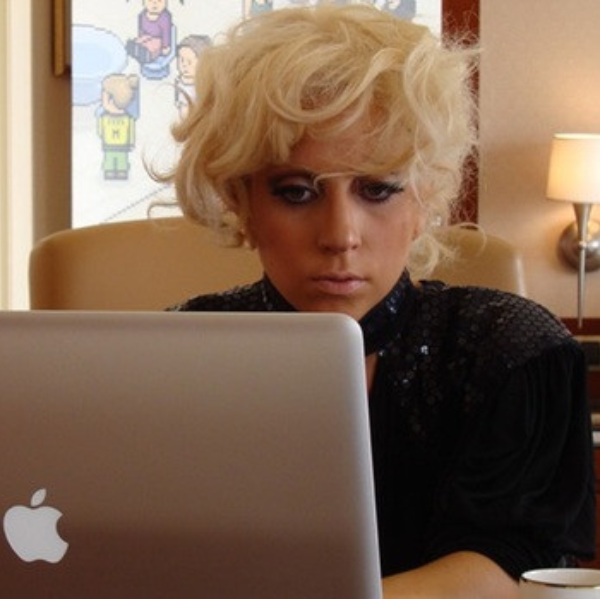 女神卡卡原來是電玩迷，玩《魔兵驚天錄》到凌晨四點破不了關！