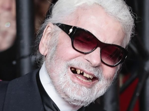 曾一年瘦身 42 公斤成傳奇！老佛爺 Karl Lagerfeld 近照引網友吃驚「這人是替身吧？」