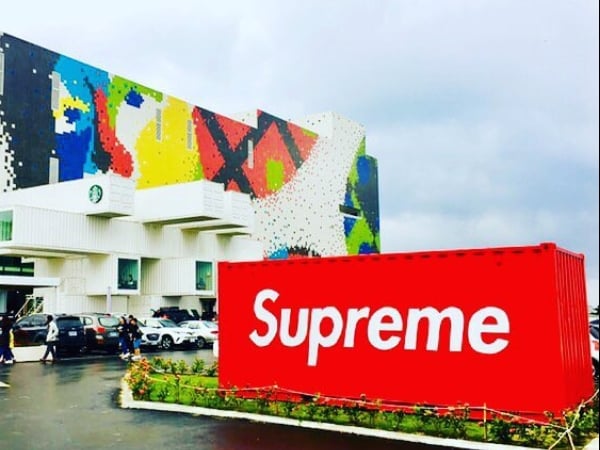 台灣竟出現首座 Supreme 貨櫃屋！裡頭大有玄機....花蓮打卡景點又加一啦！