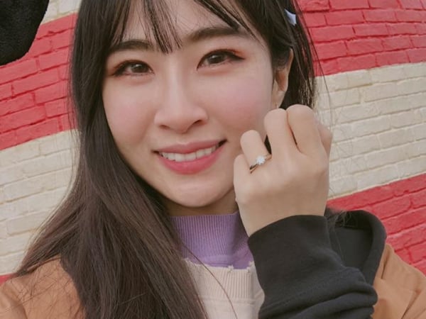 HowHow 甜蜜求婚鄧福如成功!女方開心曬戒指 網友:「說自己邊緣人都是騙人的?!」