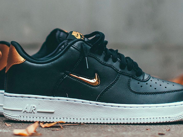 買不起 Off White x Nike 聯名鞋款？Nike 最新 Air Force 1「Metallic Gold」配色一樣帥的你不要不要！