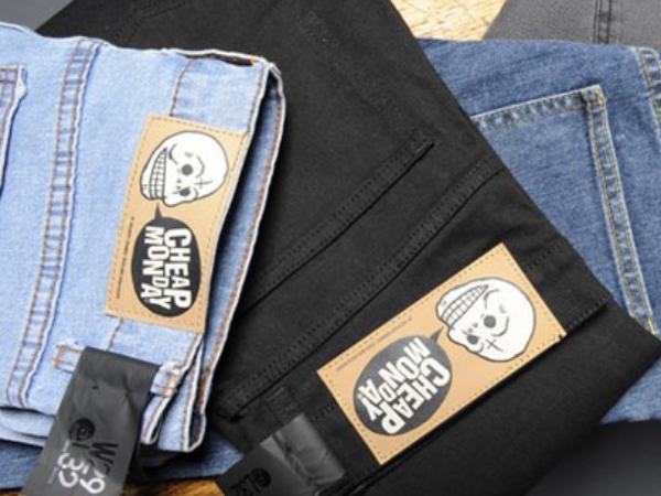 還記得這個潮流聖品嗎？H&M 宣布將關閉 Cheap Monday　牛仔窄褲一件都曾讓人潮到出水！