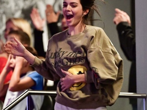 球迷盼費城 76 人將她黑名單！Kendall Jenner 不甩輿論高調為男友 Ben Simmons 加油！
