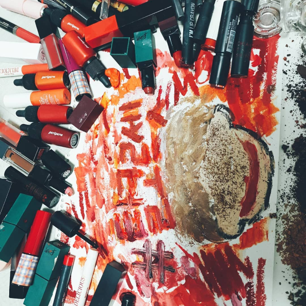 現在韓妞最夯的 Hashtag 是這個！「 #EscapeTheCorset 」背後代表著「極大諷刺 」